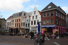 900254 Gezicht op de terrassen aan de Korte Minrebroederstraat te Utrecht, met de panden Korte Minrebroederstraat 9 ...